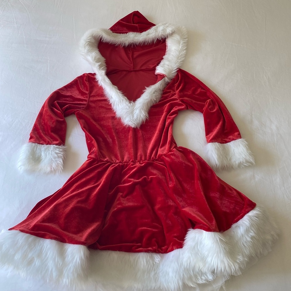 Super cute women’s Santas helper costume. Size M. Worn once. No belt
